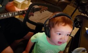 2 летний Дэниел взял в руки папин микрофон и спел Элвиса.  /AM/  Видео.