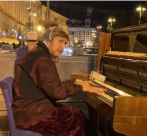 Бабуся грає на фортепіано на Хрещатику  /Видео