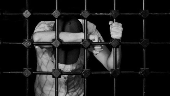 За решетку за то, что мелькнул голым в окне