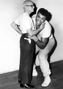 Старичок, которого не смог поднять Мухаммед Али: трюк Джонни Кулона, который до сих пор используют фокусники  Видео