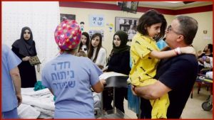 Медицина на грани фантастики: израильские врачи отделили голову девочки от позвоночника, чтобы спасти ей жизнь