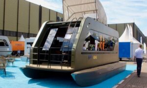 Дом на колесах Caracat легко трансформируется в катамаран для морских путешествий