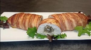 Аппетитный куриный рулет с грибами в беконе