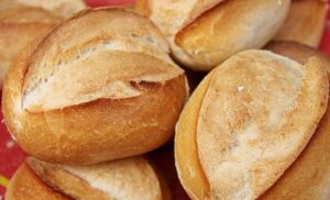 Уловка работает: диетолог объяснила, зачем в некоторых ресторанах бесплатно подают хлеб