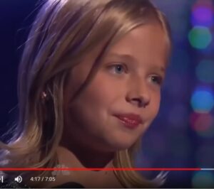У маленькой девочки самый сильный оперный голос в мире!!! просто шок, как она поет!!!  Видео