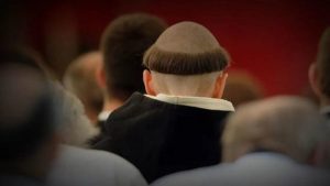 Зачем католические монахи выбривали макушки на голове