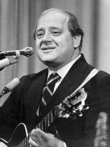 Юрий Визбор посвятил "Ты у меня одна…" Аде Якушевой. И ушёл к актрисе Евгении Ураловой