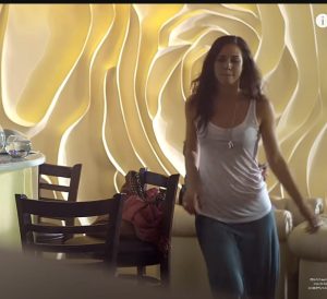 Чтобы получить наследство, Вирджи нужно найти мужа на родине. Романтическая комедия.  Видео