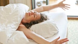 10 полезных упражнений для суставов: делайте, просто лежа в постели!