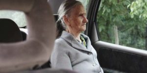 Бабyшka прuжuмaлa k гpyдu yзeлok с вeщaмu и плakaлa, дyмая, чтo cнoxa вeзёт её в дoм пpecтарелых