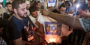 Эли Коэн всего-то хотел чуточку внимания. Так это правительство и ведет нас в пропасть