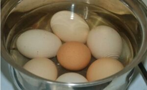 Как сварить яйцо так, чтобы оно легко и просто чистилось
