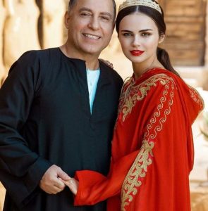 А деду все нравится. Модель показала, на что клюнул муж-миллиардер