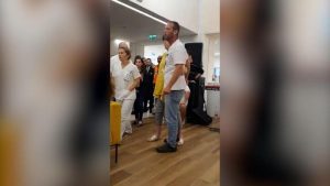 Министр приехал с визитом в больницу, врачи прогнали его: "Правительство убийц"