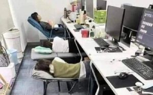 Зачем японцы спят там где работают?