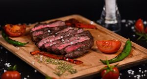 Стейк на ужин и никаких обид: три секрета долголетия от 101-летнего практикующего врача