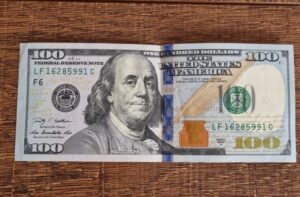 Почему на стодолларовой купюре изображён Бенджамин Франклин, который не был президентом