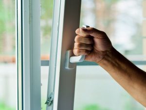 Почему люди стали массово отказываться от пластиковых окон?