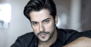 Самый красивый актер Турции — Бурак Озчивит, показал свою семью