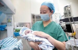 Разница в возрасте между этими братьями-близнецами поразительна — 10 лет!