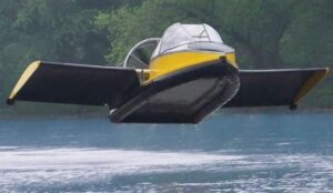 Судно на воздушной подушке летает над водой и землей со скоростью 112 км/ч