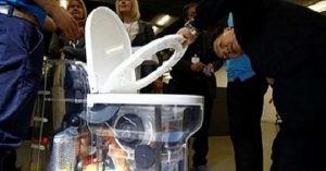 Революция в санитарии: Билл Гейтс показал уникальный туалет, которому не нужна вода и канализация