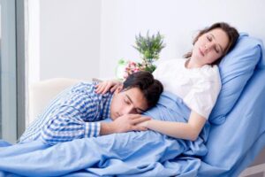 Молодые родители заснули во время фотосессии своего малыша и насмешили Сеть