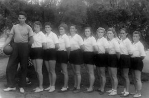 История одной фотографии: Ельцин тренирует волейболисток, 1952 год