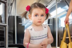 Малышка хотела уступить бабушке место в автобусе, но ее слова заставили смеяться всех пассажиров