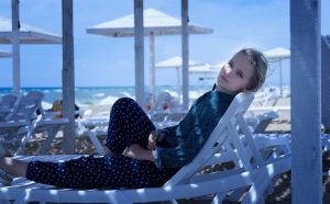 Шеф в отпуске постоянно названивал сотруднице. Разбираться пришлось мужу