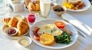 ИНТЕРЕСНО Россиянин просыпается утром и идет умываться. Чистит зубы.