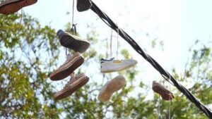 Зачем израильтяне вешают обувь на электропровода? Конец загадке