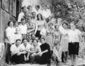 Мой муж Фёдор построил дом, настоящий дворец, в два этажа, с верандой, балконами и даже двумя входами.