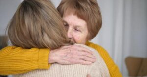 Бабушка, увидев промокшую внучку, её темные круги под глазами, лоб со складками, озноб — всё поняла сразу