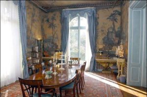 Слуги разграбили дом герцогини и бросили ее умирать