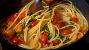 Видео: целый обед в одной сковороде всего за 10 минут  Видео