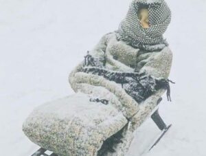 Однажды меня мама взяла и бросила лежать на дороге…