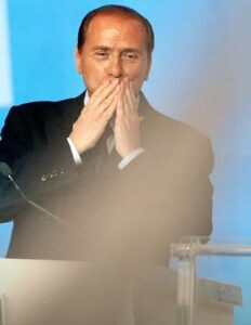 Власть, женщины, шоу: история Сильвио Берлускони, ближайшего друга царька в Европе  Видео