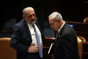 На фоне закона о раввинах: Дери угрожает развалом коалиции