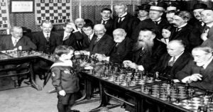 8-ми летний мальчик за 8 часов обыграл в шахматы 12 взрослых мужчин