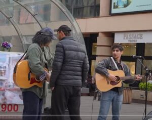 КОГДА БЕЗДОМНОМУ дали ГИТАРУ притворился с УЛИЧНЫМИ МУЗЫКАНТАМИ  Видео