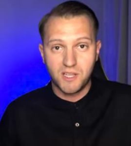 Он сдал все колонны со срочнuкамu и планы границы.  Видео