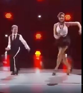 Юный Макрон танцует с невестой будущей женой  Видео