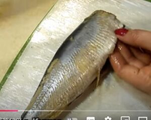 Как почистить селедку быстро и без костей.  Видео