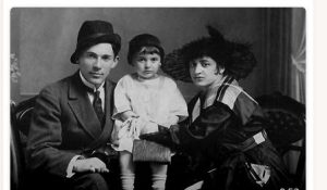 В 1923-м году восьмилетний мальчик Никита пошел с классом в театр на детский спектакль.