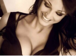 Он решил расстаться с беременной любовницей. А через 9 месяцев получил открытку…