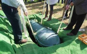 Он требовал, чтобы жена похоронила с ним все его деньги. То, что она придумала, просто гениально!