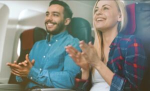 Стюардесса объяснила, почему нельзя аплодировать при посадке самолета