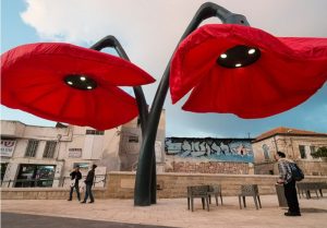 Эти фонари-цветы раскрываются, когда под ними проходят люди