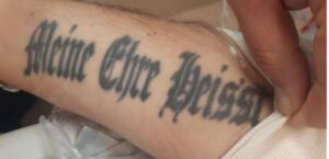 На руках сотрудника ООН в Газе обнаружили нацистские татуировки